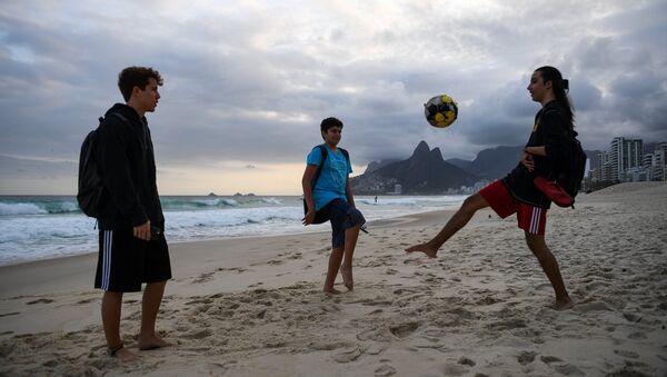 Дети играют в футбол на пляже Ипанема в Рио-де-Жанейро - Sputnik Таджикистан