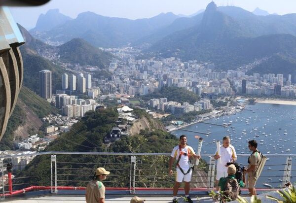 Олимпийский огонь побывал на одной из главных туристических достопримечательностей Рио-де-Жанейро - 395-метровой горе Сахарная Голова. - Sputnik Таджикистан