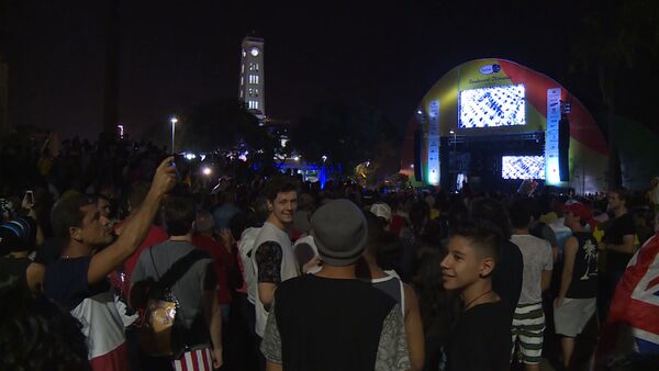 Люди на площади в Рио-де-Жанейро на большом экране смотрели открытие Олимпиады - Sputnik Таджикистан