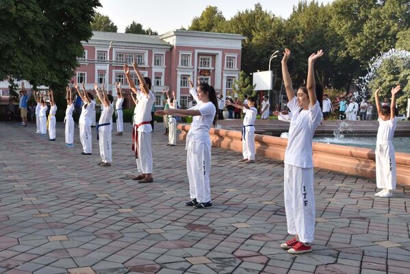 Утренняя гимнастика в Душанбе - Sputnik Таджикистан