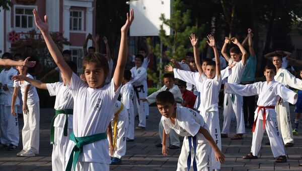 Утренняя гимнастика в Душанбе - Sputnik Таджикистан