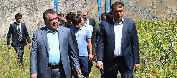 Эмомалӣ Раҳмон ҳангоми боздид аз Сафед-Дара Эмомалӣ Раҳмон ҳангоми боздид аз Сафед-Дара - Sputnik Тоҷикистон