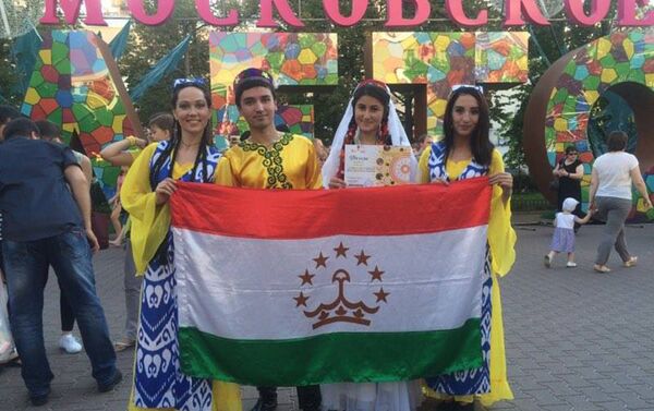 Участники танцевального ансамбля Гульчин на фестивале национальных культур Солнце востока - Sputnik Таджикистан
