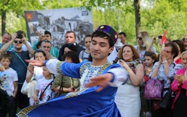 Участник танцевального ансамбля Гульчин Фарход Джомахмадзода на фестивале национальных культур Солнце востока - Sputnik Таджикистан