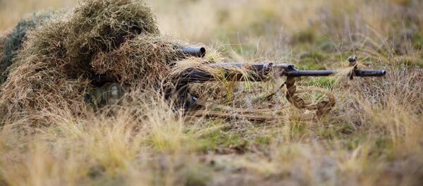 Снайпер одного из подразделений войск Южного военного округа во время соревнований Суворовский натиск - 2016 на полигоне Прудбой Южного военного округа. - Sputnik Тоҷикистон