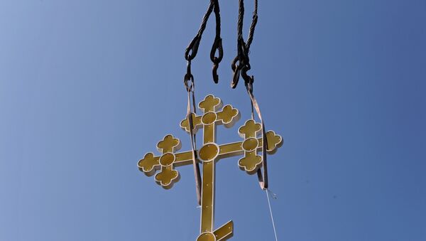 Крест во время установки купола. Архивное фото - Sputnik Таджикистан