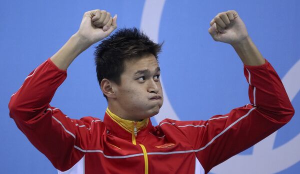 Сунь Ян (Китай) позирует с медалью. - Sputnik Таджикистан