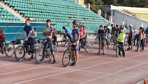 Велосипедисты участвуют на мероприятии, посвященном дню спортсменов в Душанбе - Sputnik Таджикистан