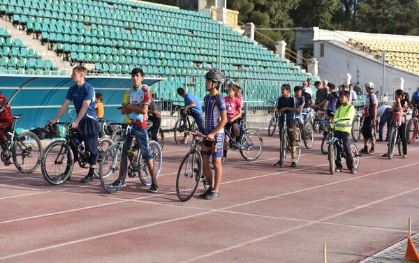 Велосипедисты участвуют на мероприятии, посвященном дню спортсменов в Душанбе - Sputnik Таджикистан