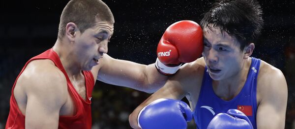 Анвар Юнусов боксирует с китайским боксером Джун Шаном на Олимпийских играх в Рио - Sputnik Таджикистан