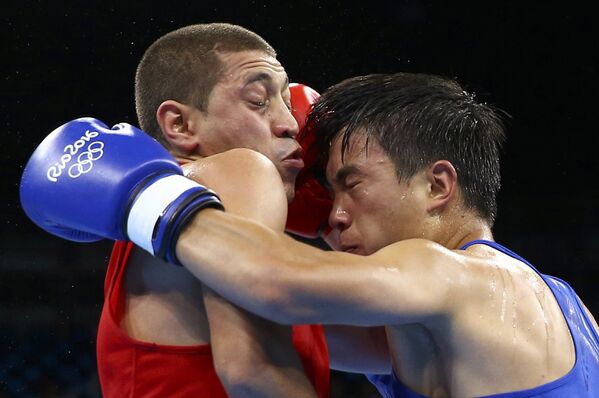 Анвар Юнусов боксирует с китайским боксером Джун Шаном на Олимпийских играх в Рио - Sputnik Таджикистан