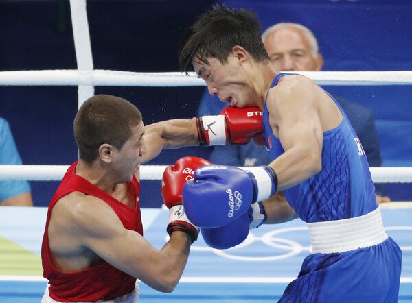 Анвар Юнусов боксирует с китайским боксером Джун Шаном на Олимпийских играх в Рио - Sputnik Таджикистан