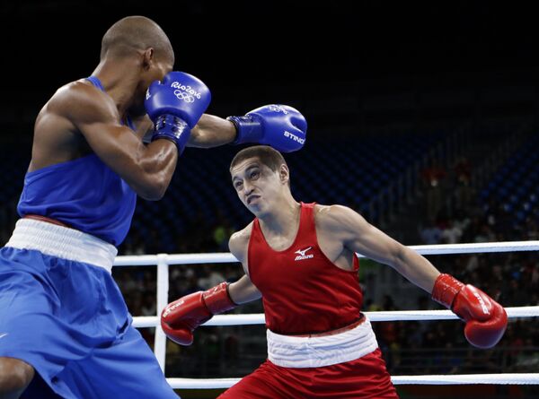 Анвар Юнусов на ринге с бразильским боксером Робсоном Консейкао на Олимпийских играх в Рио-де-Жанейро - Sputnik Таджикистан