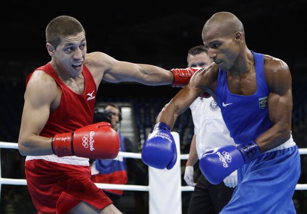 Анвар Юнусов на ринге с бразильским боксером Робсоном Консейкао на Олимпийских играх в Рио-де-Жанейро - Sputnik Таджикистан