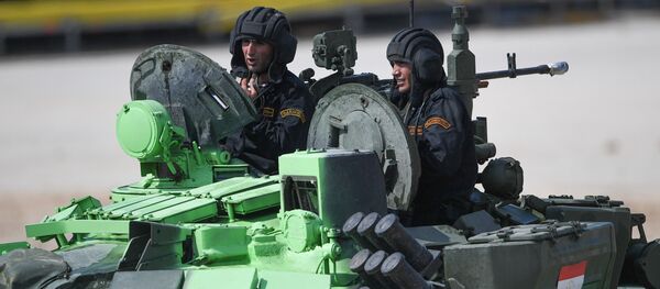 Экипаж танка Т-72Б3 армии Таджикистана во время соревнований по танковому биатлону на полигоне Алабино. Экипаж танка Т-72Б3 армии Таджикистана во время соревнований по танковому биатлону на полигоне Алабино. - Sputnik Тоҷикистон