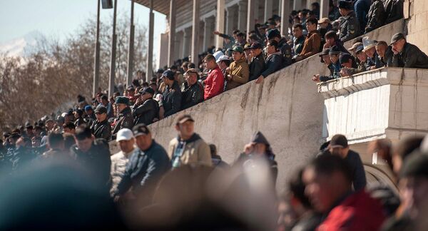 Зрители на соревнованиях по кок-бору. Архивное фото - Sputnik Тоҷикистон