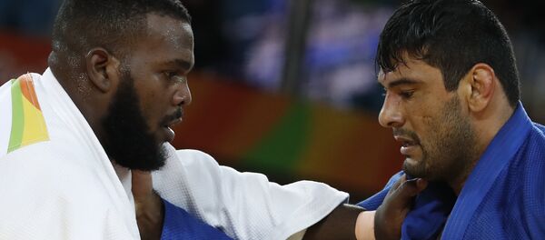 Дзюдочии тоҷик Муҳаммадмурод Абдураҳмонов бо ҳарифи кубагиаш  Гарсиа Мендосе - Sputnik Тоҷикистон