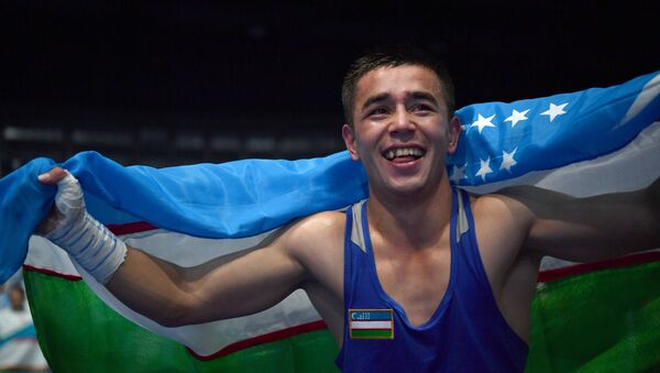 Хасанбой Дусматов (Узбекистан) после завоевания золотой медали на Олимпийских играх в Рио-де-Жанейро - Sputnik Таджикистан