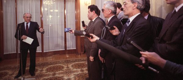 Ноябрь 1991 год. Президент СССР М.С.Горбачев во время встречи с главами союзных республик (Россия, Белоруссия, Азербайджан, Казахстан, Киргизия, Туркмения и Таджикистан) по проекту договора о создании Союза суверенных государств (ССГ). Пресс-конференция по итогам встречи. - Sputnik Таджикистан