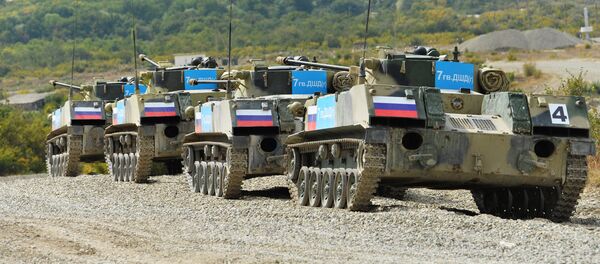 Экипаж БМД 7-й Гвардейской ДШД МО РФ перед началом соревнований Десантный взвод в рамках Международных армейских игр 2016. Экипаж БМД 7-й Гвардейской ДШД МО РФ перед началом соревнований Десантный взвод в рамках Международных армейских игр 2016. - Sputnik Таджикистан