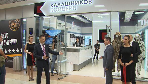 Макеты оружия, гаджеты и камуфляж: в Шереметьево открылся магазин Калашников - Sputnik Таджикистан