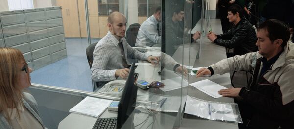 Выдача патентов в Едином миграционном центре Московской области, архивное фото - Sputnik Тоҷикистон