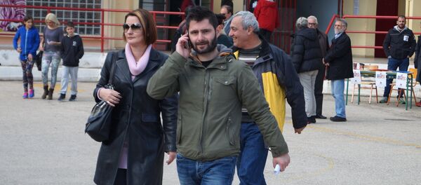 Пешеход говорит по телефону. Архивное фото Пешеход говорит по телефону. Архивное фото - Sputnik Таджикистан