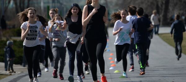 Девушки во время тренировки в Парке искусств Музеон в Москве. Архивное фото - Sputnik Тоҷикистон