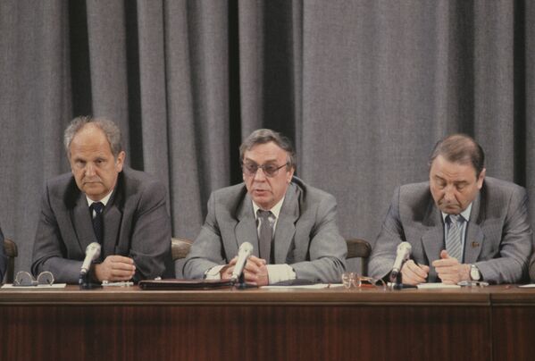Члены ГКЧП Б.К. Пуго, Г.И. Янаев и О.Д. Бакланов на пресс-конференции - Sputnik Таджикистан