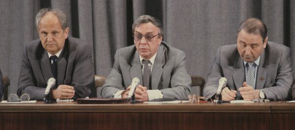 Члены ГКЧП Б.К. Пуго, Г.И. Янаев и О.Д. Бакланов на пресс-конференции - Sputnik Таджикистан