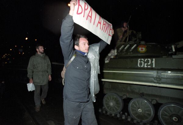 Пикетчики призывают солдат к братанию на Садовом кольце в районе улицы Чайковского во время попытки государственного переворота в СССР. События в ночь на 21 августа 1991 года. Пикетчики призывают солдат к братанию на Садовом кольце в районе улицы Чайковского во время попытки государственного переворота в СССР. События в ночь на 21 августа 1991 года. - Sputnik Таджикистан