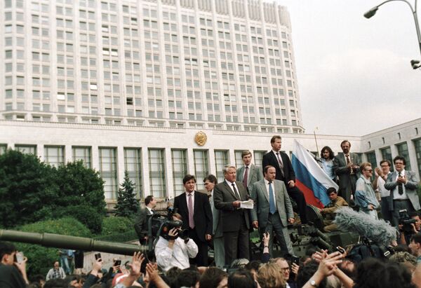Борис Ельцин выступает во время августовского путча - Sputnik Таджикистан