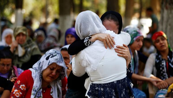 Люди оплакивают погибших в теракте на свадьбе в Турции - Sputnik Таджикистан