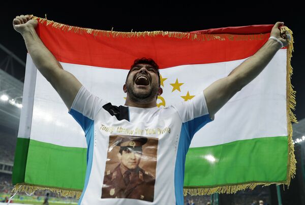 Дильшод Назаров на Олимпийских играх-2016 в Рио-де-Жанейро Дильшод Назаров на Олимпийских играх-2016 в Рио-де-Жанейро - Sputnik Таджикистан