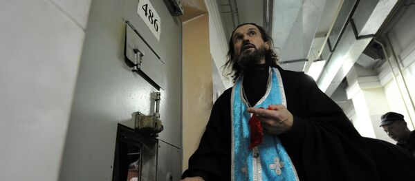 Иеромонах Мелхиседек поздравляет с праздником Покрова Пресвятой Богородицы заключенных психиатрического отделения в Бутырском следственном изоляторе (СИЗО №2). Иеромонах Мелхиседек поздравляет с праздником Покрова Пресвятой Богородицы заключенных психиатрического отделения в Бутырском следственном изоляторе (СИЗО №2). - Sputnik Таджикистан