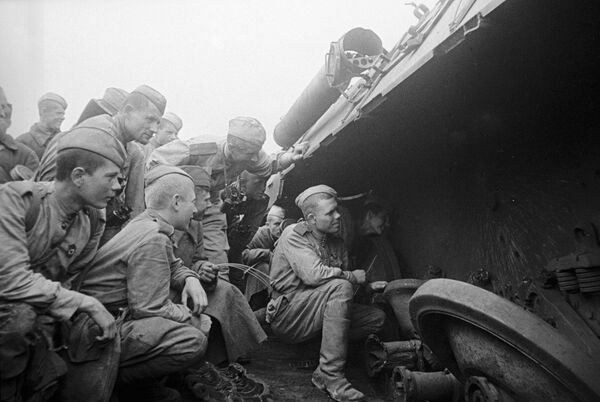Артиллеристы изучают новую технику противника, подбитую ими на поле боя на Курской дуге. - Sputnik Таджикистан