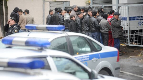 Задержанные в результате полицейского рейда нелегальные мигранты. Архивное фото - Sputnik Таджикистан