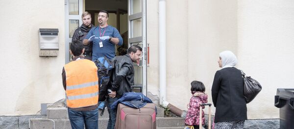 Мигранты у центра беженцев в Финляндии. Архивное фото Мигранты у центра беженцев в Финляндии. Архивное фото - Sputnik Таджикистан
