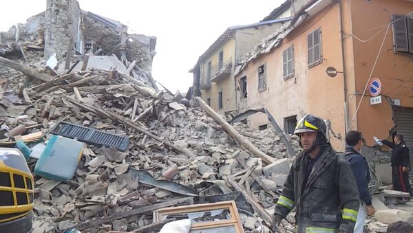 Землетрясение в Италии: работа спасателей и кадры разрушений - Sputnik Таджикистан
