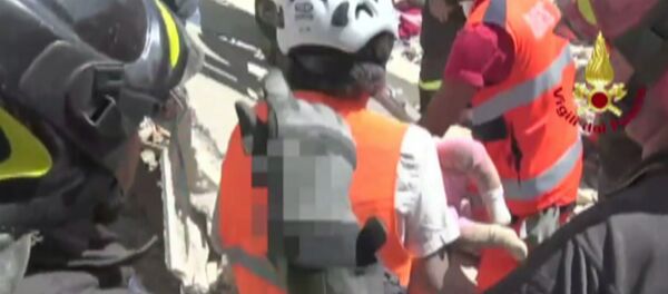 Землетрясение в Италии: первые минуты бедствия и спасение людей из-под завалов Землетрясение в Италии: первые минуты бедствия и спасение людей из-под завалов - Sputnik Таджикистан