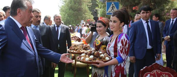 Эмомалӣ Раҳмон дар фестивали Оши палави Хатлон - Sputnik Тоҷикистон