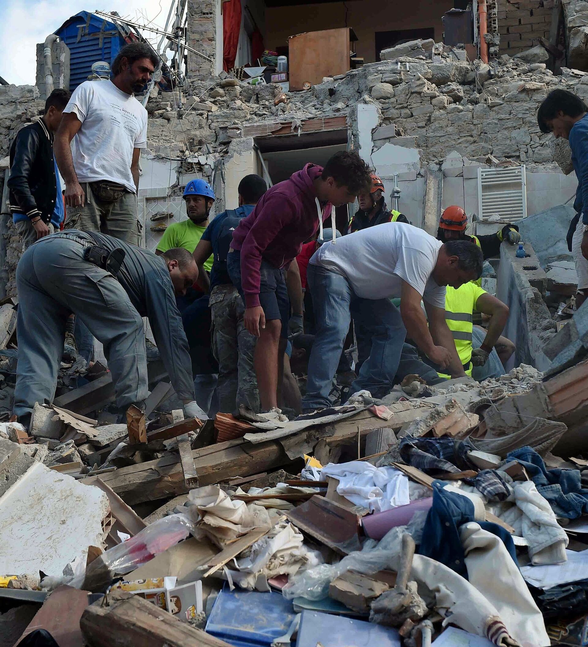 Землетрясение и люди. Землетрясение в Италии 2016. Землетрясение люди под завалами. Завалы после землетрясения.