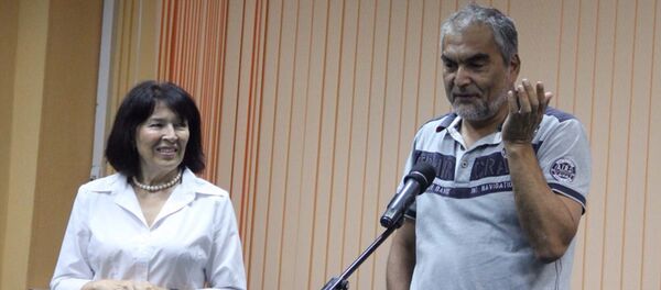 Намояндаи маркази фарҳанги тоҷикӣ Хуршеда Абдуллоева ва режиссёр Фарҳод Абдуллоев. Акз аз бойгонӣ Намояндаи маркази фарҳанги тоҷикӣ Хуршеда Абдуллоева ва режиссёр Фарҳод Абдуллоев. Акз аз бойгонӣ - Sputnik Тоҷикистон