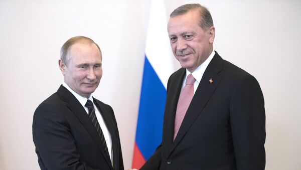 Президент России Владимир Путин (слева) и президент Турции Реджеп Тайип Эрдоган. Архивное фото - Sputnik Таджикистан