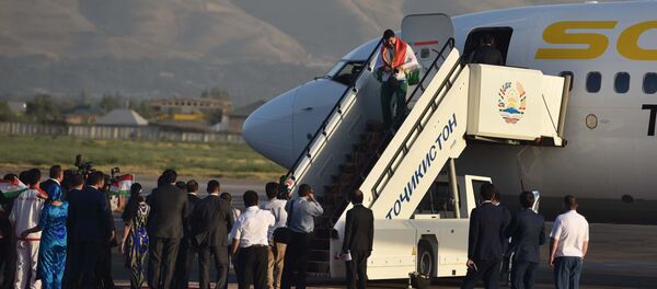 Дар фурудгоҳи Тоҷикистон чемпиони БО Дилшод Назаровро истиқбол намуданд - Sputnik Тоҷикистон