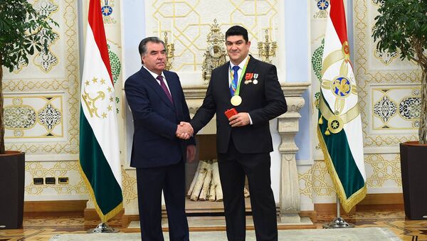 Эмомали Рахмон встретился с чемпионом ОИ Дильшодом Назаровым - Sputnik Таджикистан