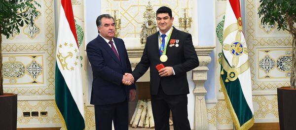 Эмомали Рахмон встретился с чемпионом ОИ Дильшодом Назаровым - Sputnik Тоҷикистон