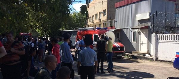 Пожарные и следователи у сгоревшего склада в Москве - Sputnik Таджикистан