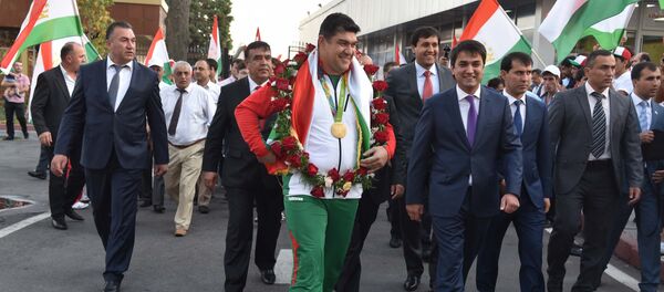 Дильшода Назарова встречают в аэропорту Душанбе. - Sputnik Таджикистан