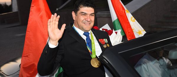 Дилшод  Назаров ҳангоми ба Душанбе баргаштан. Акс аз бойгонӣ - Sputnik Тоҷикистон